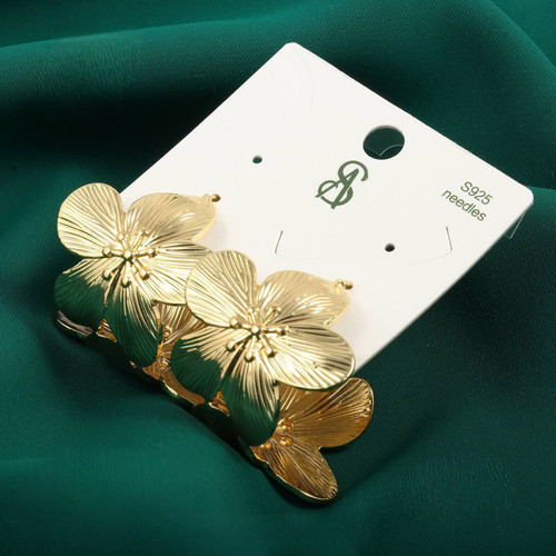 گوشواره حلقه ای گل آبکاری نقره .گوشواره پاییزی دخترانه