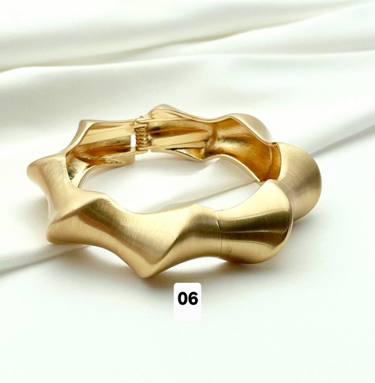 دستبندبنگل پیچ پهن طلایی استیل رنگ ثابت آبکاری طلا