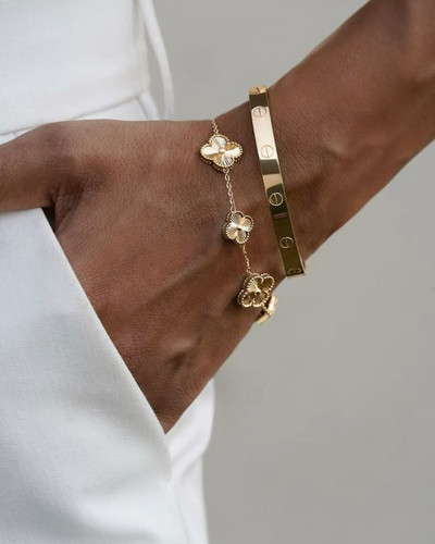 بنگل کارتیر طرح طلا دارای حک برند و طلا.جنس استیل رنگ ثابت