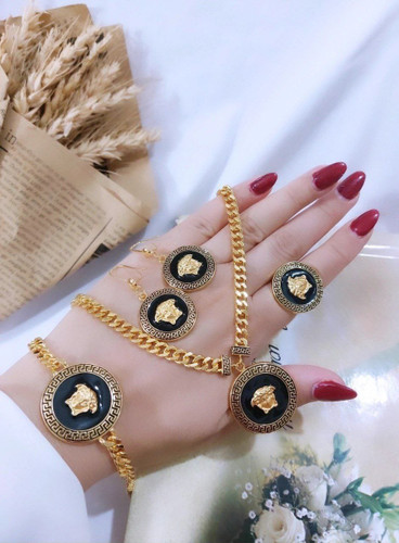 سرویس ورساچه زنانه طرح طلا.استیل آبکاری شده رنگ ثابت