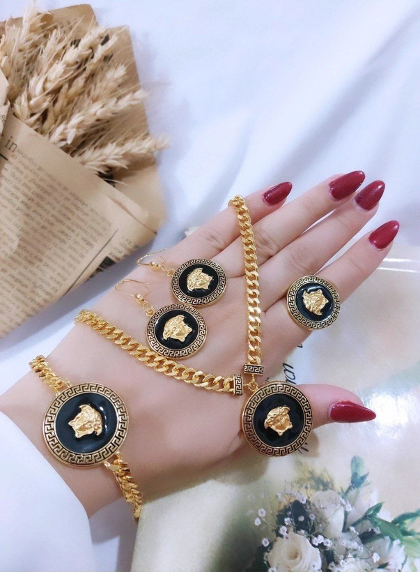 سرویس ورساچه زنانه طرح طلا.استیل آبکاری شده رنگ ثابت