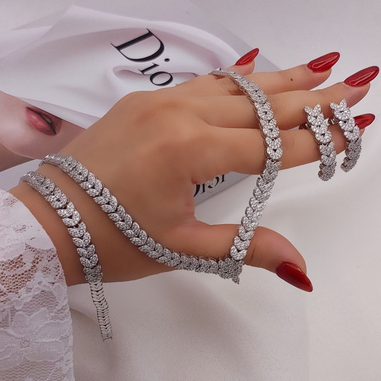 سرویس طرح جواهری عروس گردنبندگوشواره دستبند