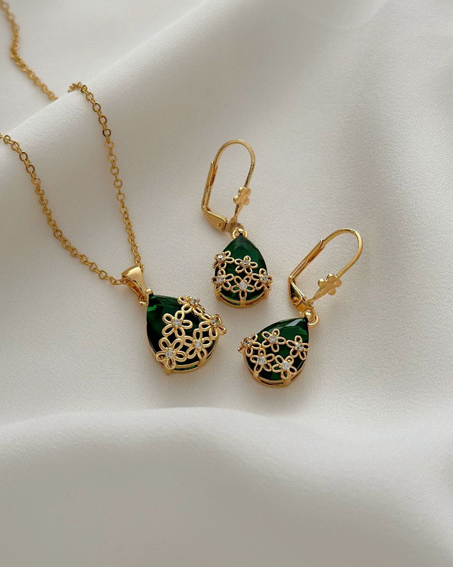 نیمست نگین سبز طرح جدید مشابه طلا،رنگ ثابت،جنس استیل وارداتی