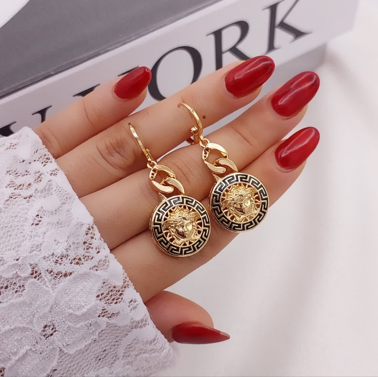 گوشواره ورساچه مشابه طلا رنگ ثابت وضدحساسیت