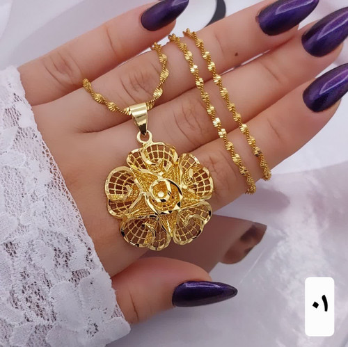 گردنبند گل جدید طرح طلا رنگ ثابت وضدحساسیت آبکاری طلا۱۸عیار