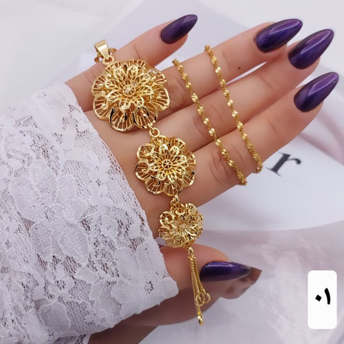 گردنبند مجلسی بلندباپلاک ۳طبقه طرح گل دقیقا طرح طلا آبکاری قوی