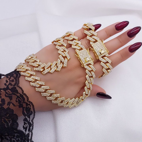 ست گردنبندودستبند طلایی مردانه وزنانه لوکس فول نگین رنگثابت بدون حساسیت