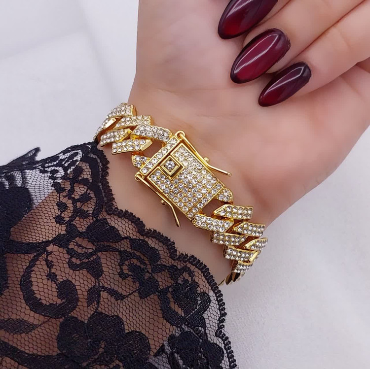 ست گردنبندودستبند طلایی مردانه وزنانه لوکس فول نگین رنگثابت بدون حساسیت