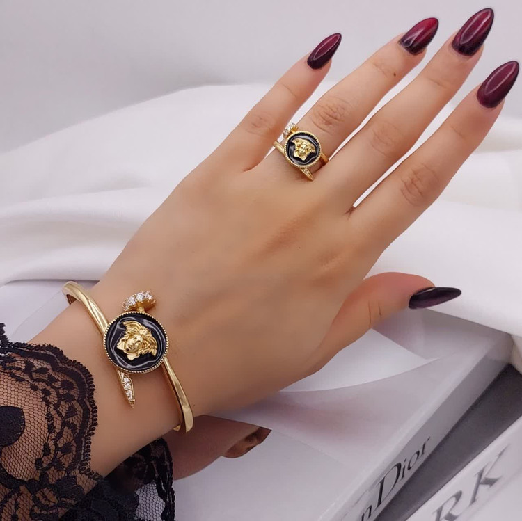 ست دستبندوانگشتر میخی ورساچه کاملا طرح طلا رنگ ثابت وارداتی