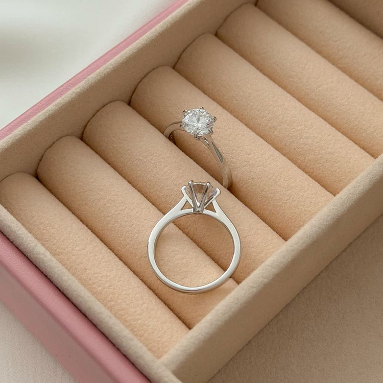 حلقه تک نگین سولیتر نقره ای مشابه طلا رنگثابت