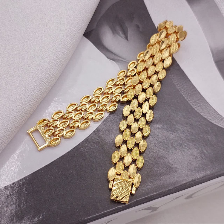 دستبند پهن طلایی زنانه کاملا طرح طلا جنس لطیف وارداتی باکیفیت