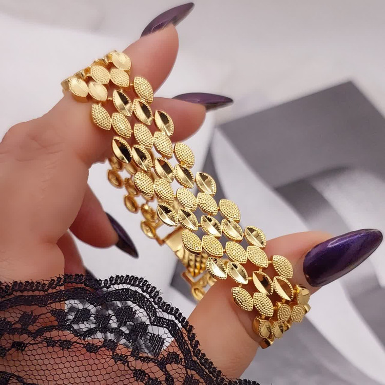 دستبند پهن زنانه کاملا طرح طلا رنگ ثابت جنس لطیف وارداتی باکیفیت