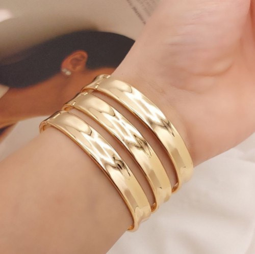 النگو آینه ای پهن ترند وشیک قفلی طرح طلا برند معتبر ysx وارداتی