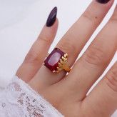 انگشتر نگین قرمزشیک زنانه طرح جدیدمشابه طلا رنگثابت آبکاری قوی طلا