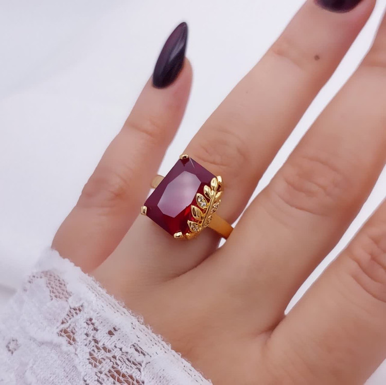 انگشتر نگین قرمزشیک زنانه طرح جدیدمشابه طلا رنگثابت آبکاری قوی طلا