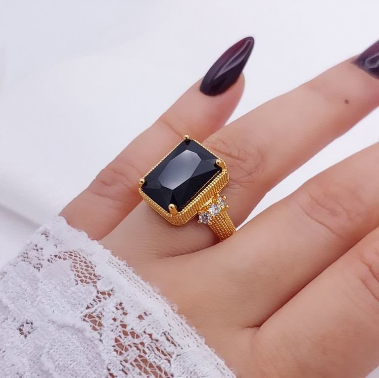 انگشتر نگین مشکی زنانه جدیدطرح طلا. رنگ ثابت آبکاری قوی طلا وارداتی باکیفیت بالا