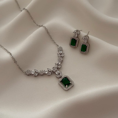 نیمست جواهری لوکس نگین سبز جدیدطرح طلا رنگ ثابت وضدحساسیت آبکاری کیفیت عالی نگین مخراجکاری