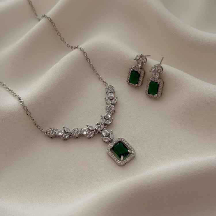 نیمست جواهری لوکس نگین سبز جدیدطرح طلا رنگ ثابت وضدحساسیت آبکاری کیفیت عالی نگین مخراجکاری