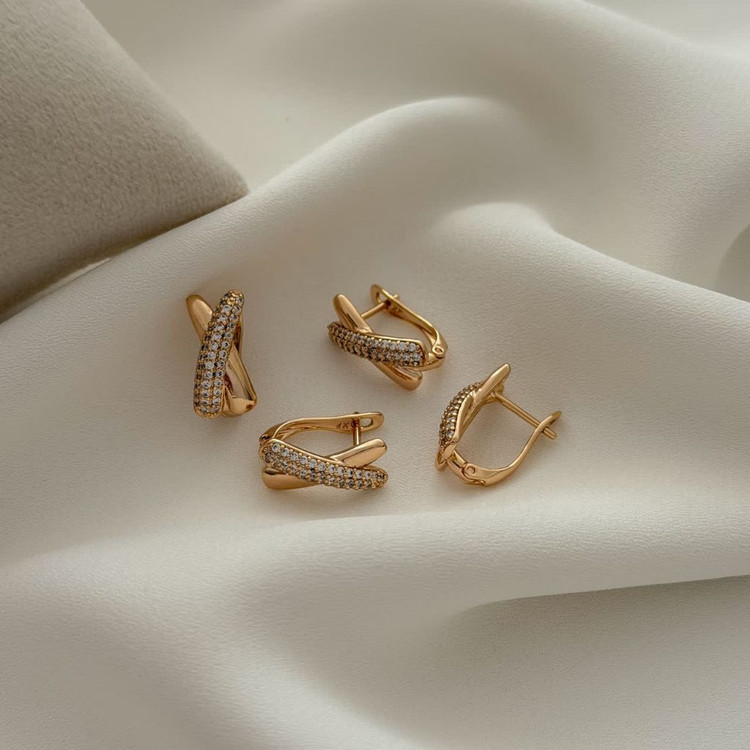 گوشواره جواهری ایکس ژوپینگ شیک پرطرفدارطرح طلارنگثابت آبکاری طلا۱۸ نگین مخراجکاری مناسب استفاده روزانه