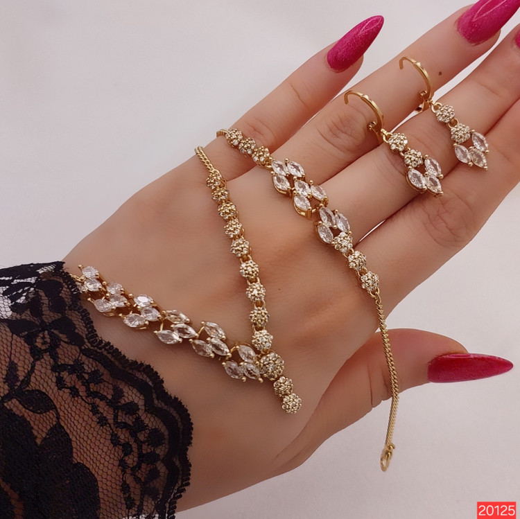 سرویس جواهری مجلسی جدیدطرح طلا رنگ ثابت تضمینی.همراه کارت گارانتی