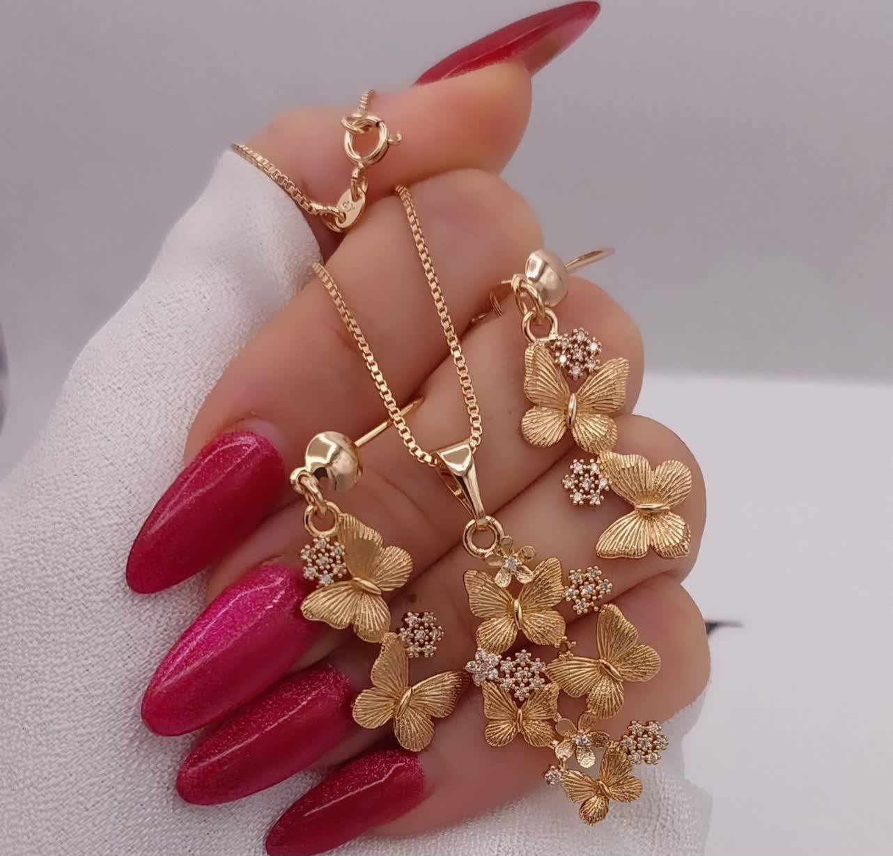 نیمست پروانه طلایی نگیندار ژوپینگ طرح طلا رنگ‌ثابت آبکاری طلا۱۸عیار نگین مخراجکاری